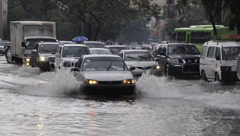 Aguaceros, tormentas eléctricas y rágafas de viento por vaguada