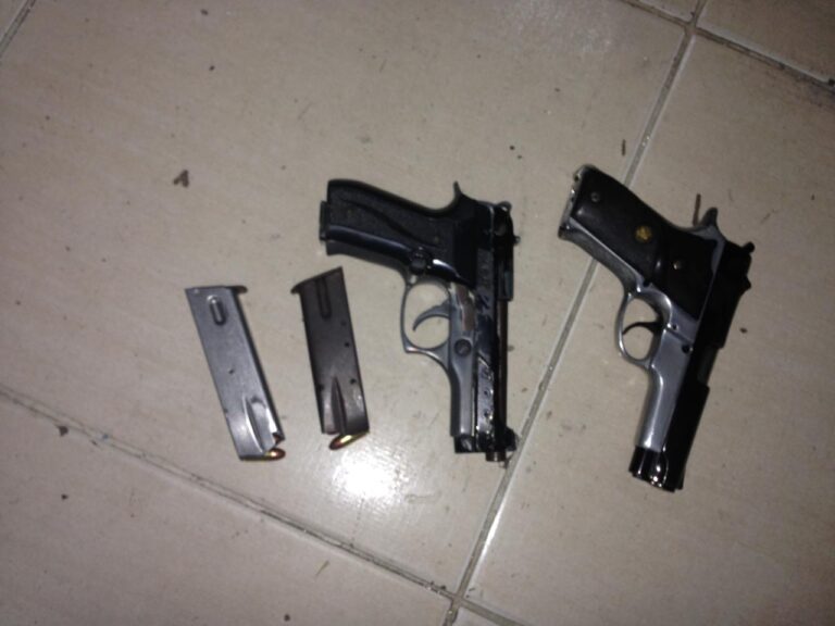 Detienen dos hombres, ocupan pistolas, balanza y dinero en SPM