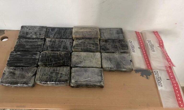 Arrestan dos en Higüey con 15 paquetes presumiblemente cocaína