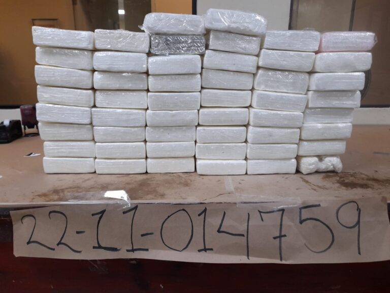Arrestan hombre vinculan a decomiso de 50 paquetes de cocaína