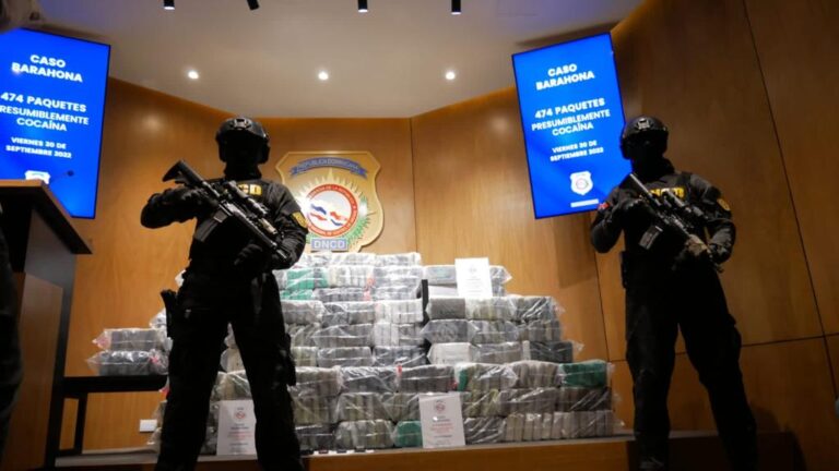 Arrestan cuatro a bordo de lancha con 474 paquetes de cocaína