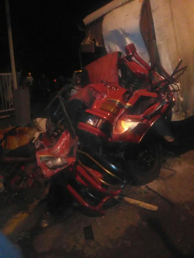 Mueren dos y otro resulta herido en aparatoso accidente