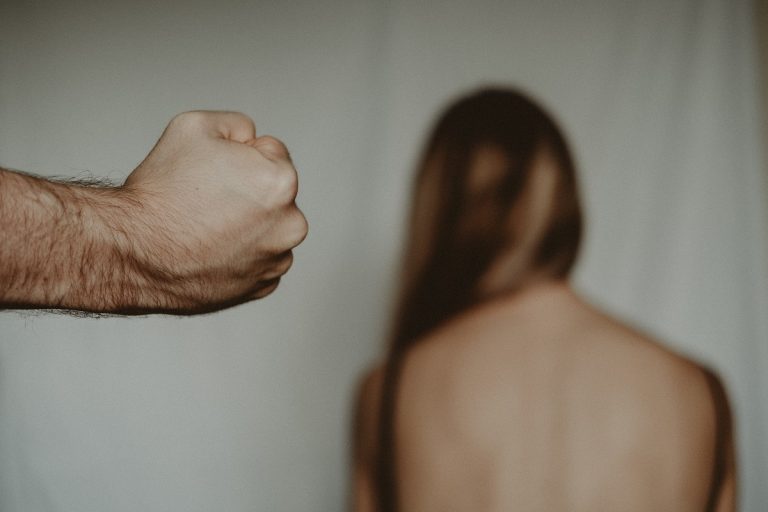 Autoridades rescatan mujer que era maltratada por su pareja