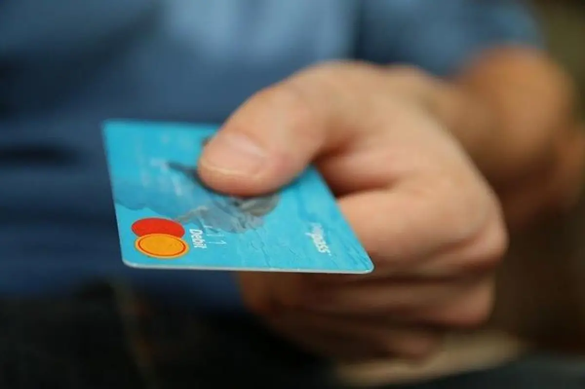 202208051946101 PN apresa dos personas por consumo tarjeta crédito/débito robada