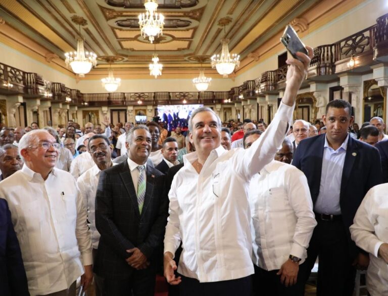 Abinader entrega ayuda a 360 productores afectados por Fiona