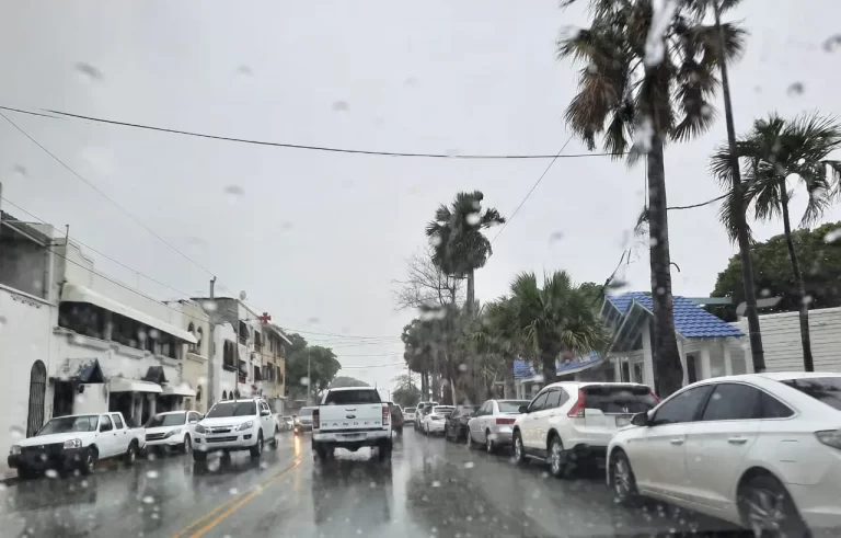 Nublados en la tarde con aguaceros por vaguada