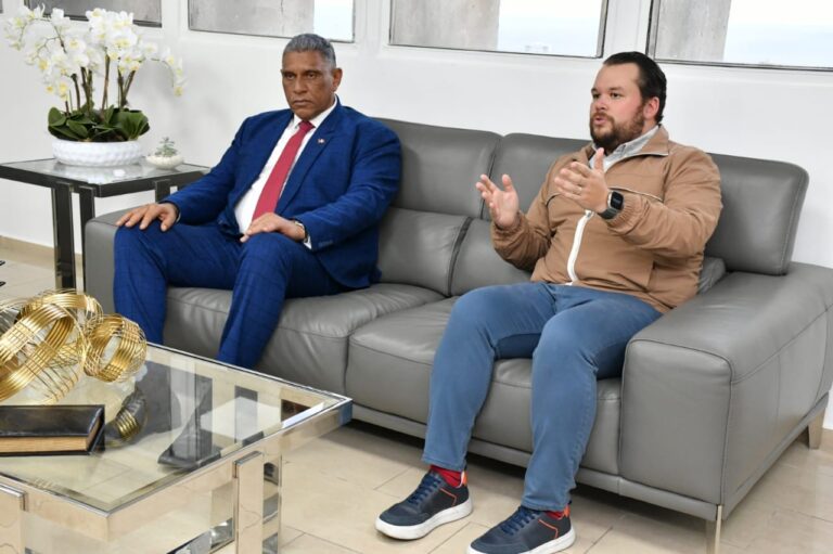 Policía y Jorge Villegas acuerdan intensificar esfuerzos búsqueda