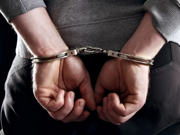 PN apresa a uno de dos hombres por robo en establecimiento