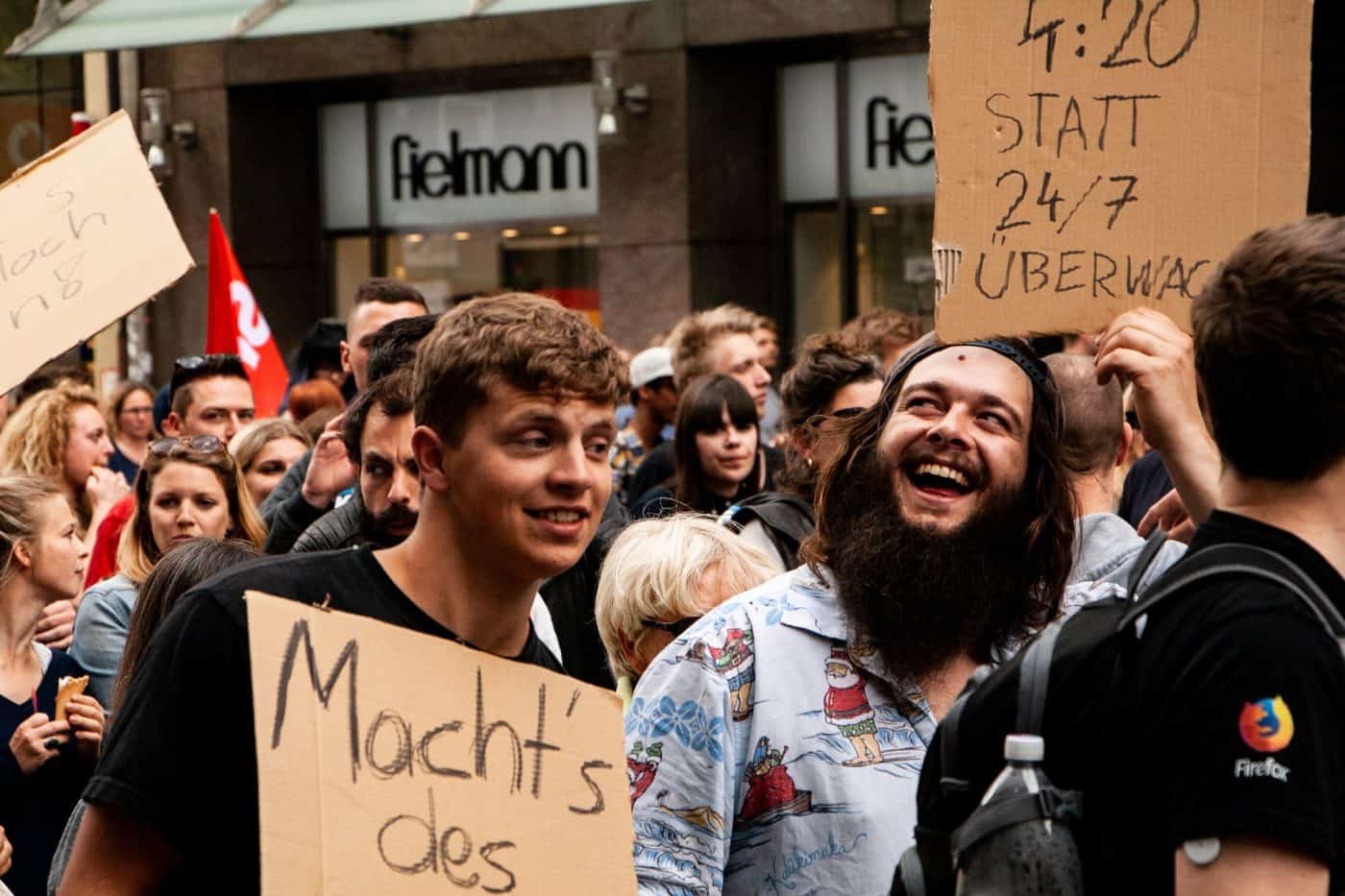 demonstration-5824636_1920-1400x933