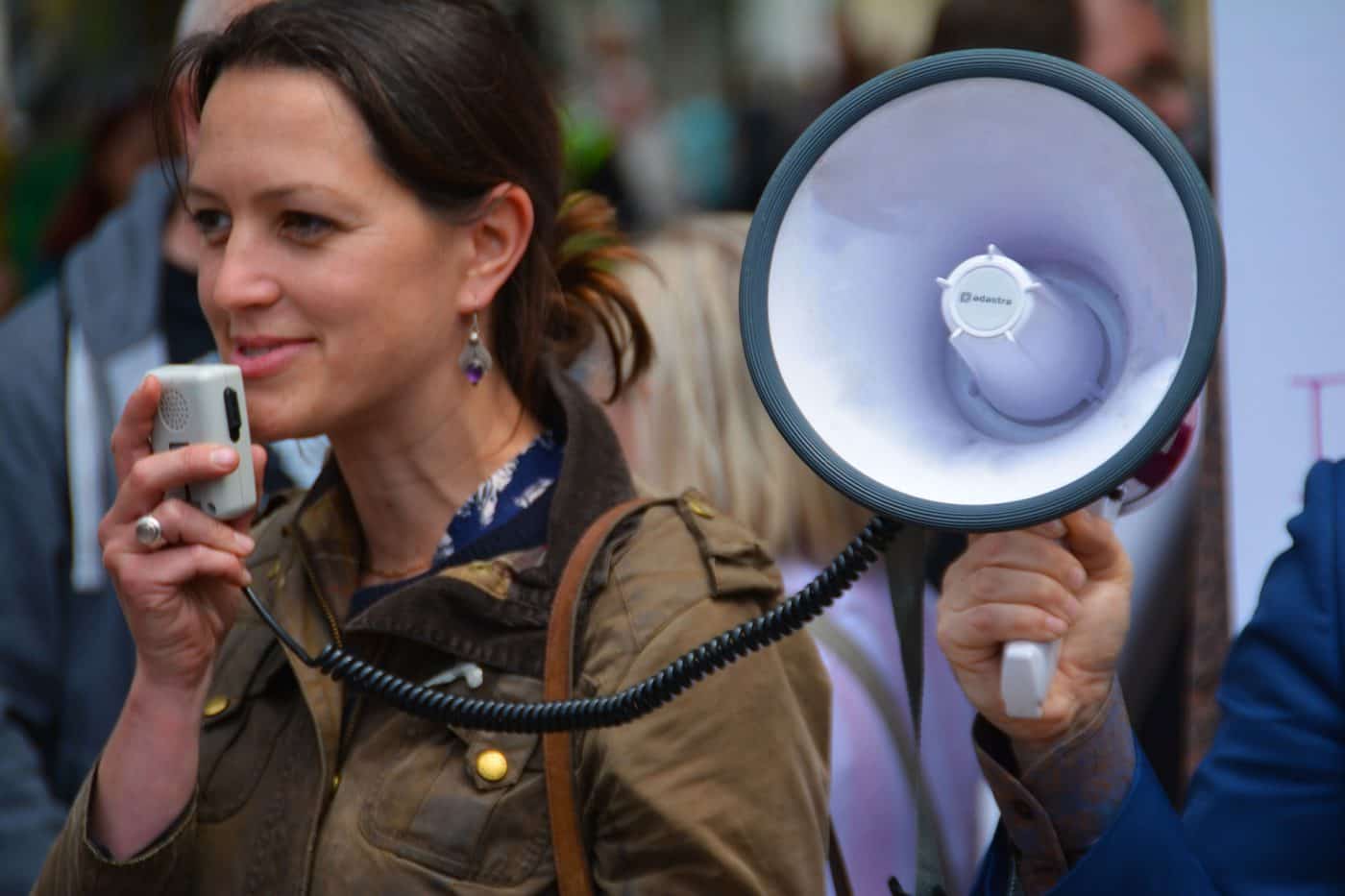 megaphone-1480342_1920-1400x933