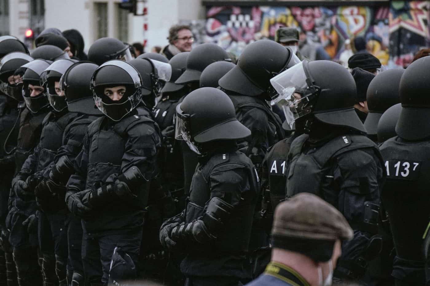 police-6962404_1920-1400x933