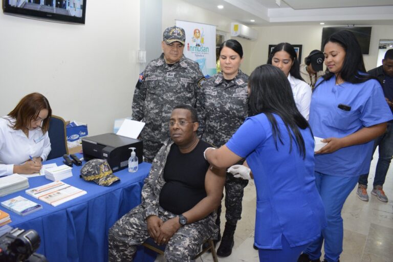 Policías y sus familia participan de jornada de vacunación