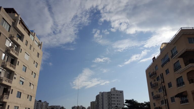Cielo con nubes dispersas a medio nublado en ocasiones