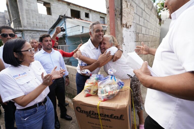 Gobierno y Alcaldía SDO acuden en auxilio de afectados por lluvias