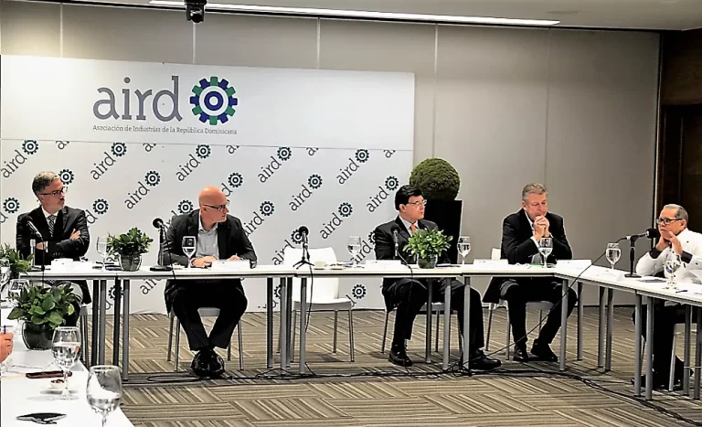 Economía presenta iniciativa Santo Domingo 2050 a AIRD