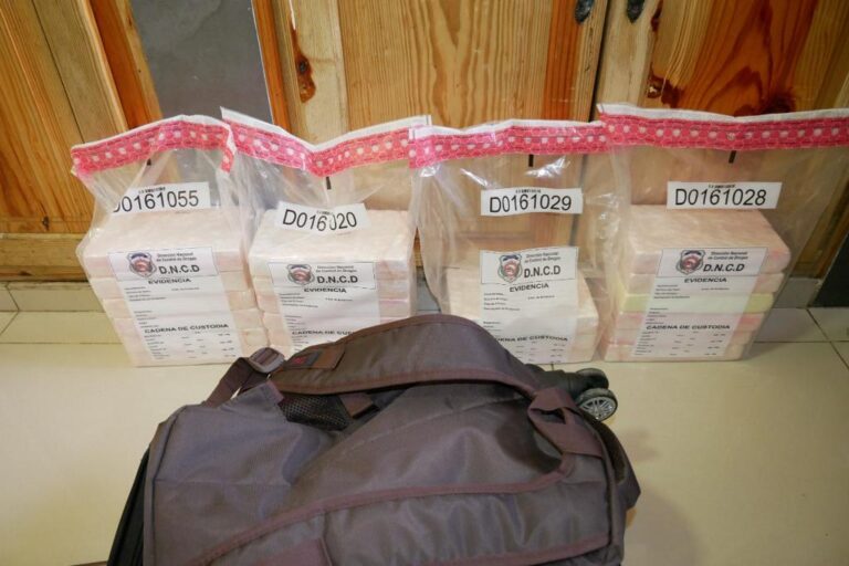 Apresan tres y ocupan 21 paquetes de cocaína en el AILA