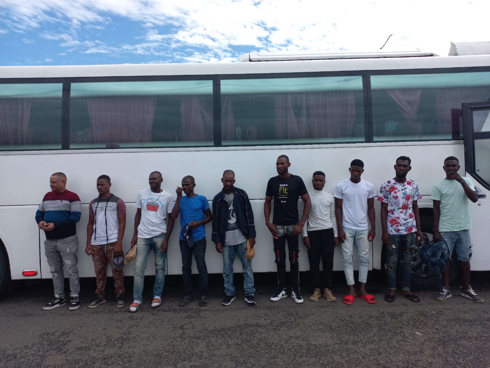 Migración apresan autobús con 23 nacionales haitianos Migración apresan autobús con 23 nacionales haitianos
