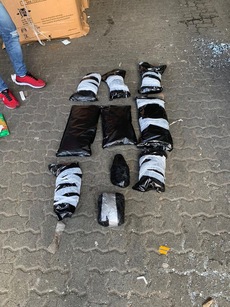 Incautan nueve paquetes de marihuana y dos pistolas en Haina