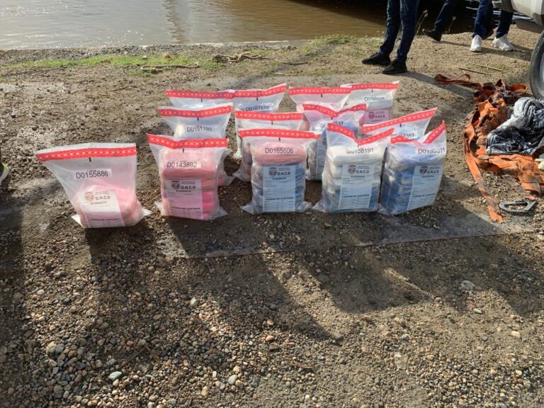 Ocupan 62 paquetes presumiblemente cocaína