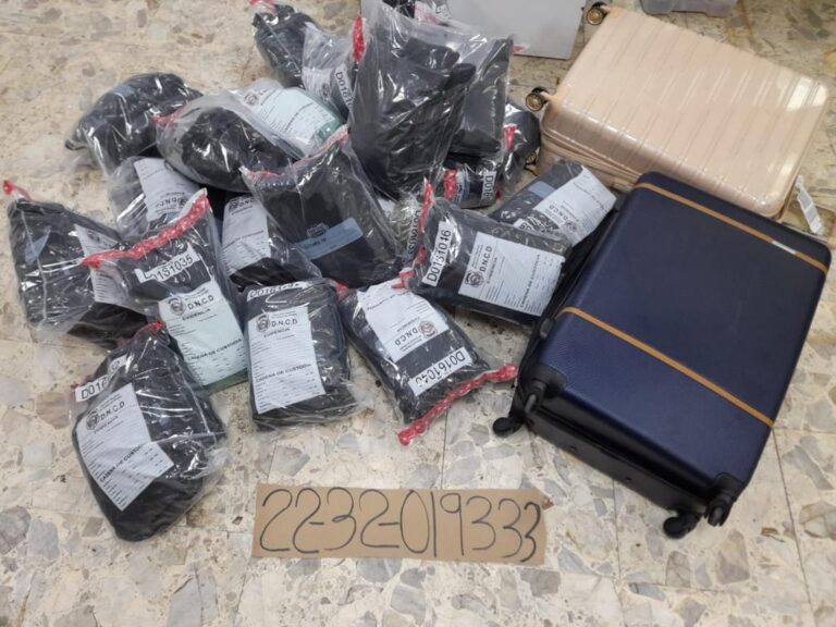Investigan hallazgo de dos maletas con 67 paquetes de marihuana