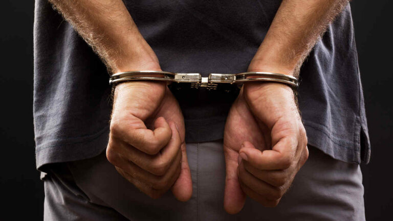 Policía apresa hombre por robo en la vía pública