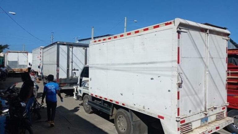 Comerciantes Dominicanos bloquean entrada al puente fronterizo