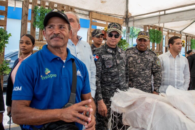 PN e Inespre realizan feria de alimentos para miembros