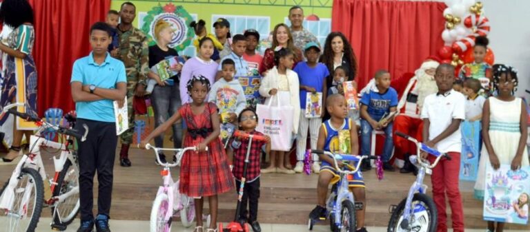 Hijos de militares viven alegría de la Navidad y Reyes Magos