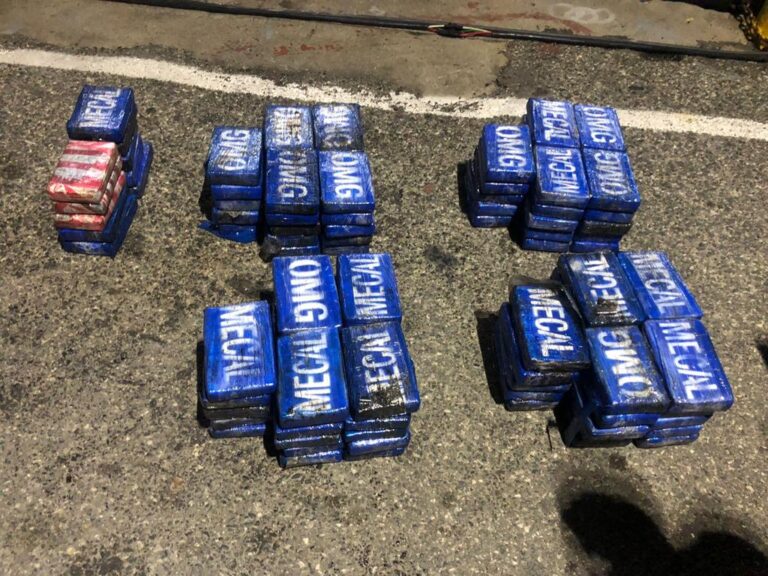 Interceptan velero con 110 paquetes presumiblemente cocaína
