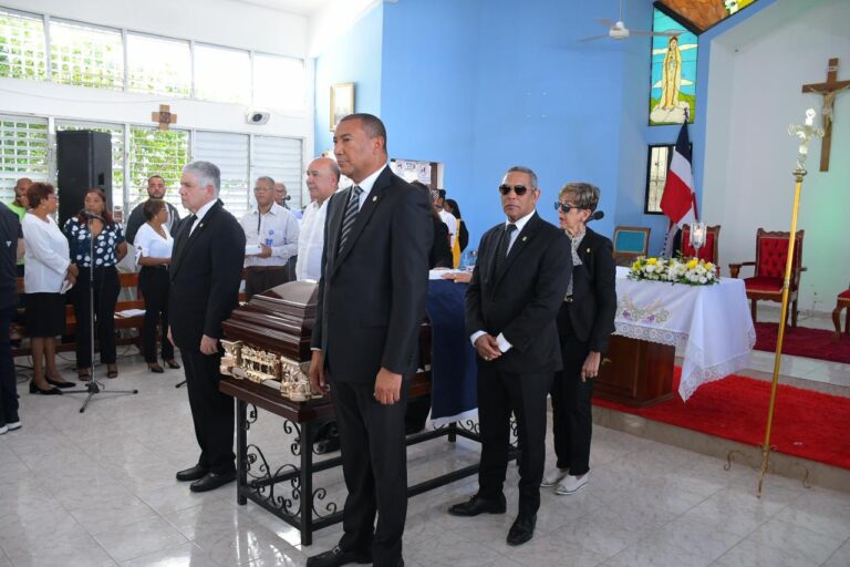 Senadores realizan guardia de honor en funeral del exsenador Francisco Jiménez Reyes