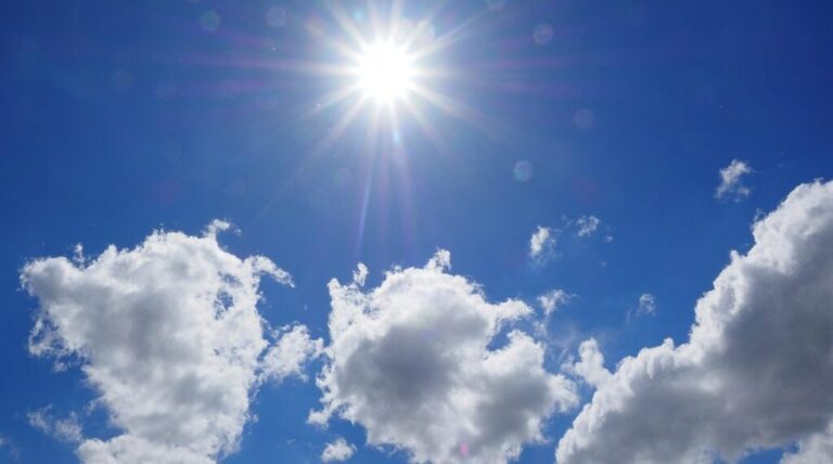 Condiciones de buen tiempo y viento del este/noreste