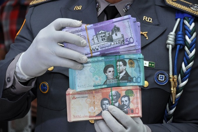 Policía apresa tres hombres por uso de dinero falso y comercialización de productos presuntamente adulterados