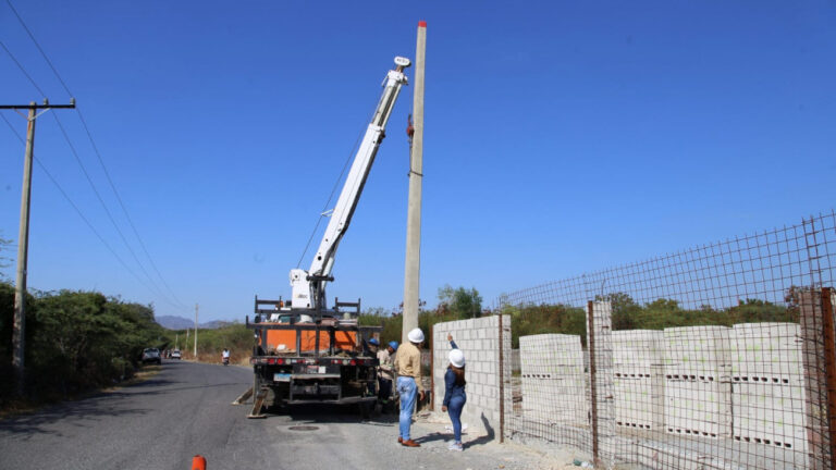 Edesur electrifica entrada de Cañafistol en Baní