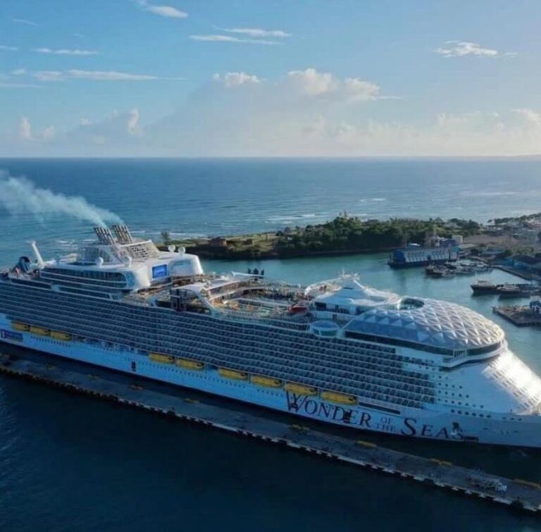 Autoridades recibe la embarcación más grande de la Royal Caribbean