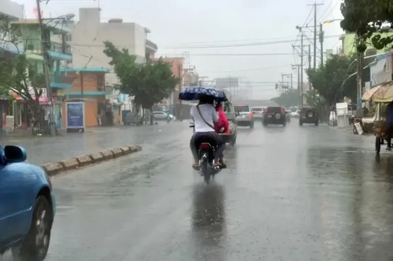 Viento moderado del noreste provocando lluvias débiles
