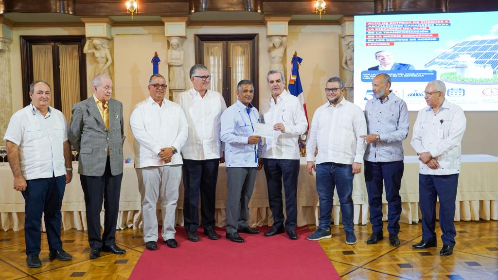PHOTO-2023-01-16-16-15-37 Luis Abinader entrega cheques a productores agropecuarios