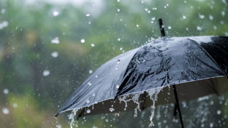 Viento del este/noreste generando lluvias débiles y dispersas