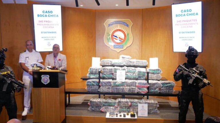 Arrestan siete con 242 paquetes presumiblemente cocaína