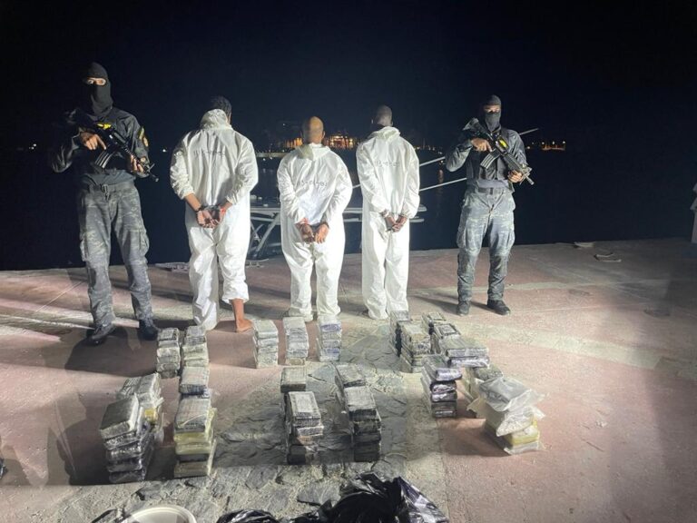Guardacostas de EE.UU. DNCD y armada ocupan 112 paquetes presumiblemente cocaína