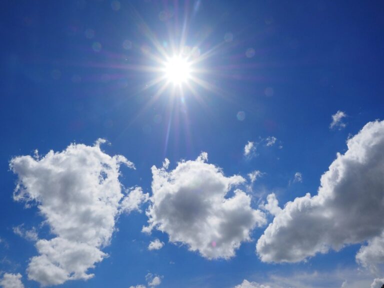 Cielo mezclado de nubes y sol con escasas lluvias