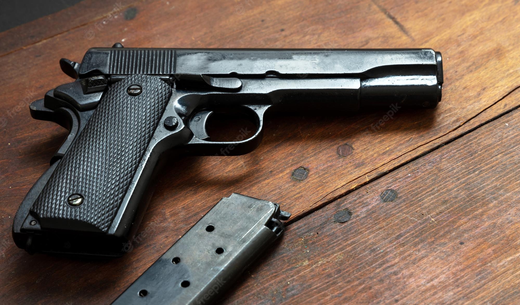 pistola-9-mm-mesa-madera-vista-lateral-arma-metal-automatico_771335-12867 Policía ocupa pistola utilizaron para ultimar a hombre en Bahoruco