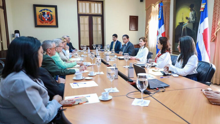 Gobierno y Colegio Médico acuerdan extender la tregua y continuar el diálogo