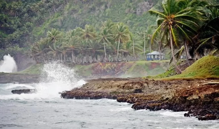 Oleaje peligroso en costas dominicanas, chubascos pasajeros