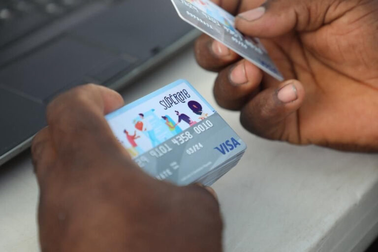 Jueza impone tres meses de prisión preventiva a acusados clonar tarjetas de subsidios