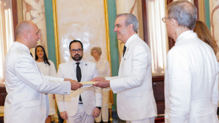 Abinader recibe cartas credenciales de siete nuevos embajadores