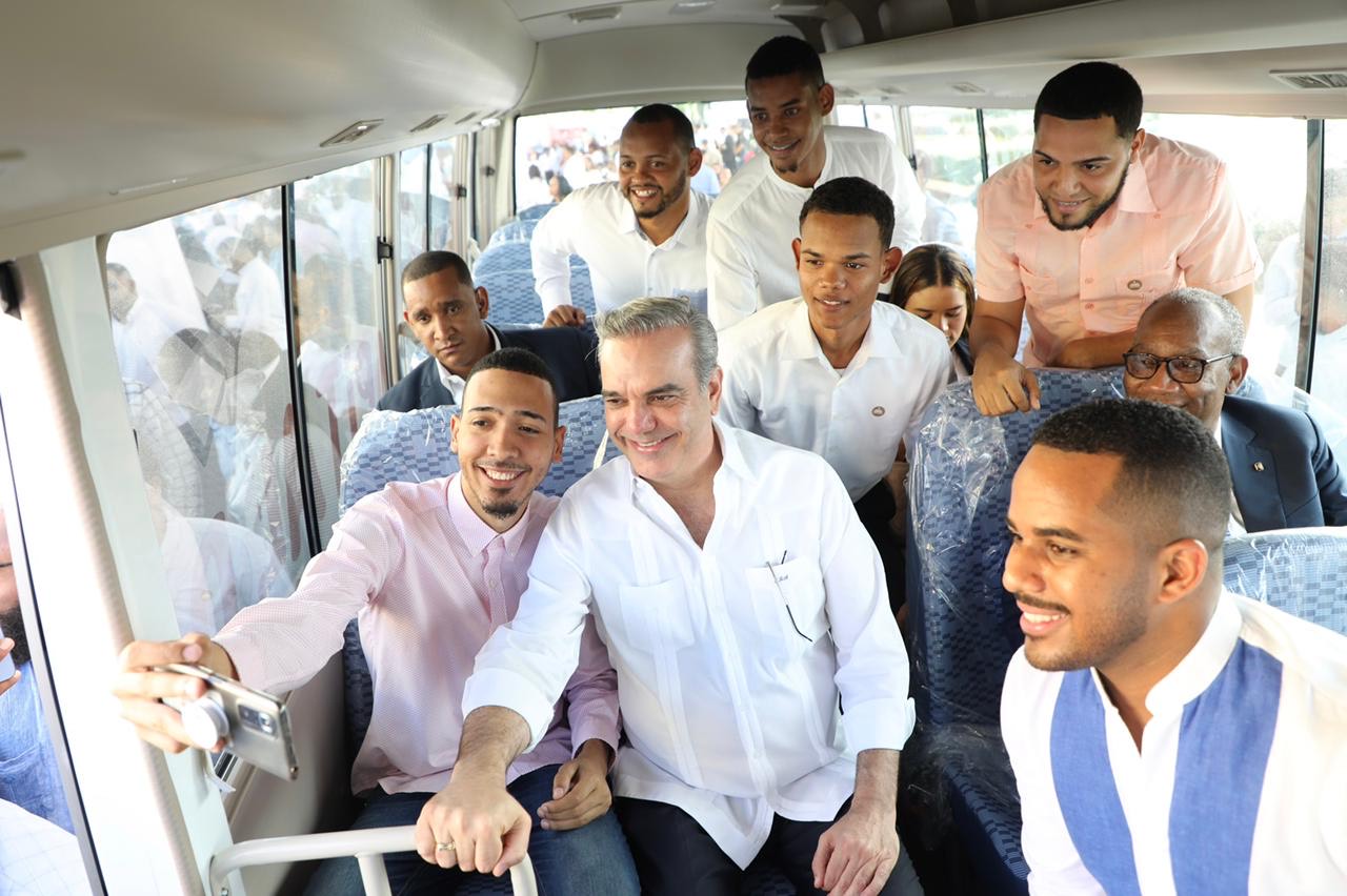 495924af-ea04-4308-8597-e9a60ea16fd2 Presidente Abinader encabeza entrega 50 modernos autobuses