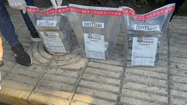 Descubren caletas con 15 paquetes presumiblemente cocaína