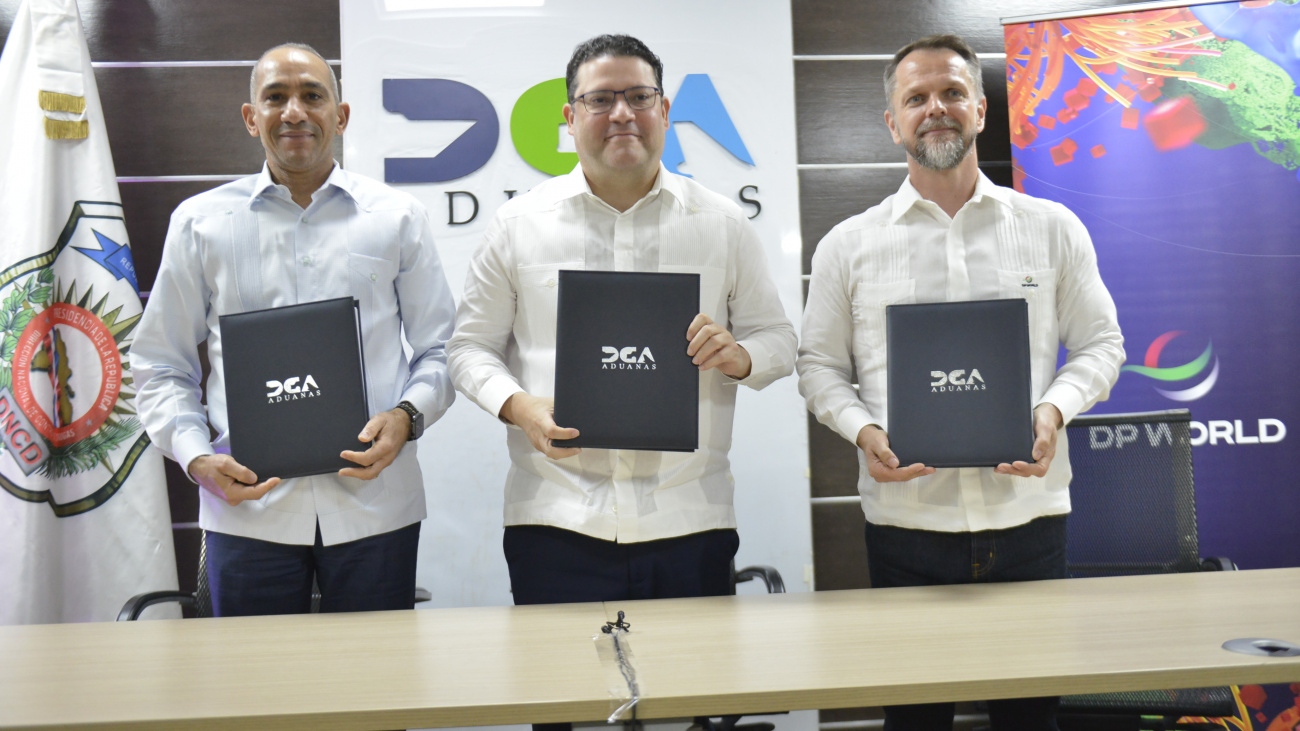Foto 3 El presidente de la DNCD José Manuel Cabrera Ulloa Eduardo Sanz Lovatón director de Aduanas y Morten Johansen director ejecutivo de DP World Caucedo_ Instalarán tres nuevos escáneres de rayos x en la terminal portuaria DP World Caucedo