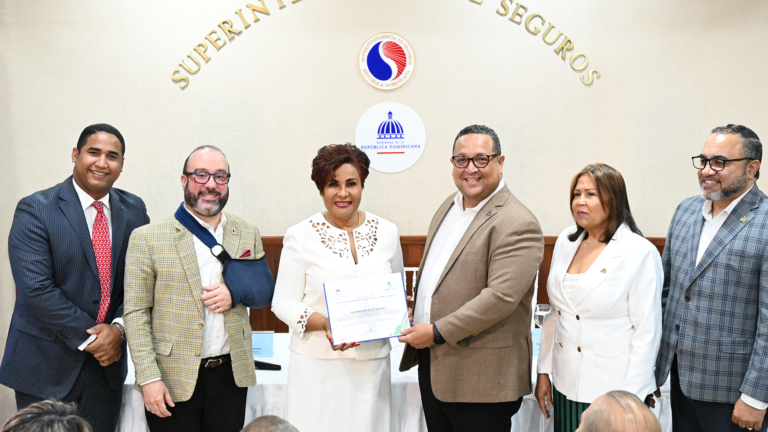 Superintendencia de Seguros recibe galardón en capacitación