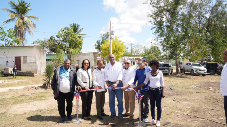Gobierno lleva luz a 47 familias del Batey Don López, Hato Mayor